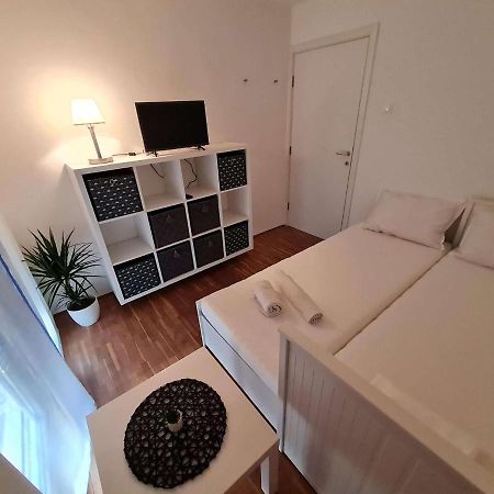 Apartmani Lovre I Zara Exterior photo