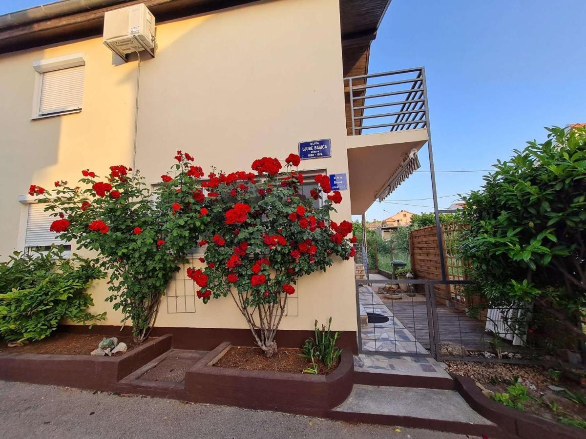 Apartmani Lovre I Zara Exterior photo
