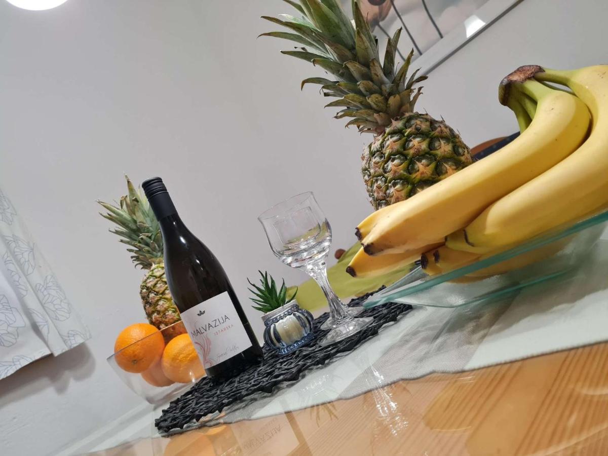 Apartmani Lovre I Zara Exterior photo