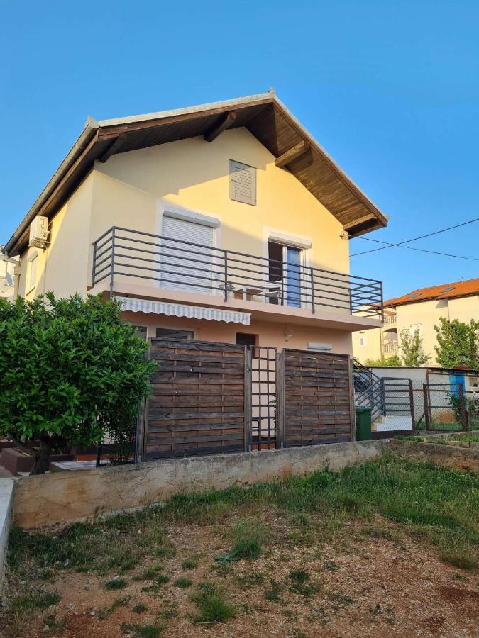 Apartmani Lovre I Zara Exterior photo