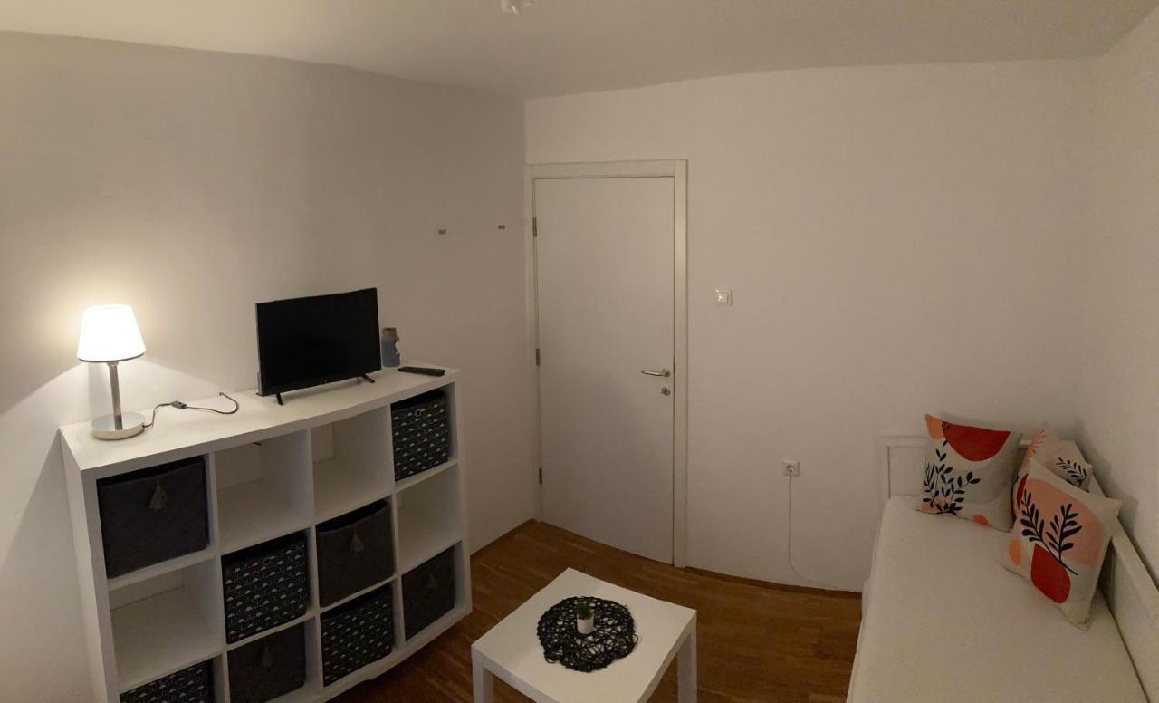 Apartmani Lovre I Zara Exterior photo